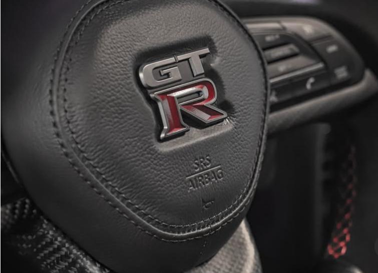 Volante fibra de carbono NISSAN GTR R35